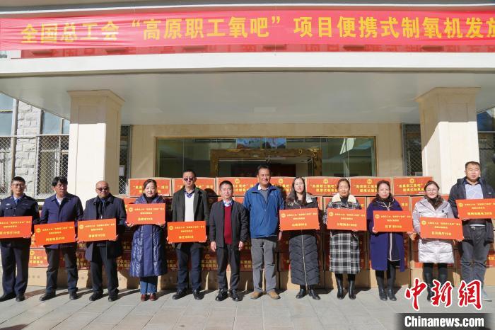 圖為發(fā)放儀式現(xiàn)場?！⊥趵?攝