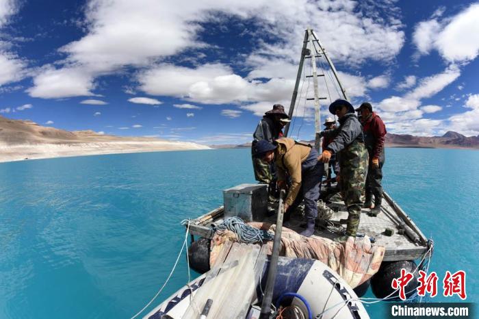 科考隊(duì)員在湖泊鉆探平臺上小心搬運(yùn)采集的巖芯樣品?！?lt;a target='_blank' ><p  align=