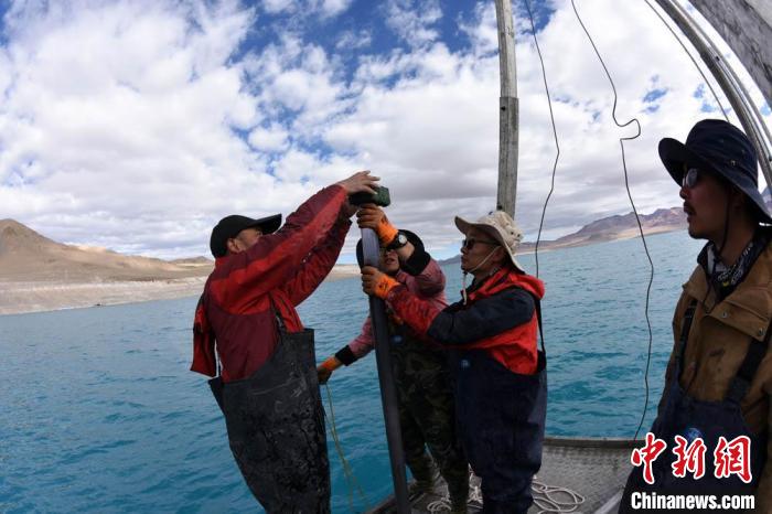 科考隊(duì)員在湖泊鉆探平臺上包裝采集的巖芯樣品?！?lt;a target='_blank' ><p  align=