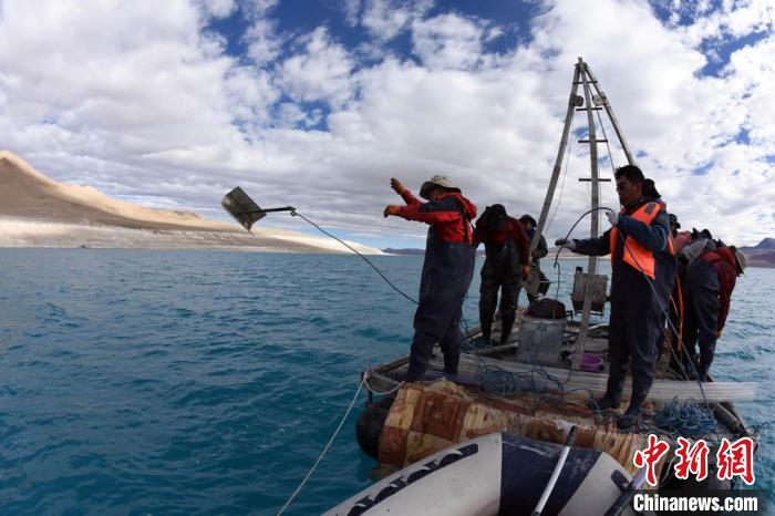 科考隊(duì)員在湖泊鉆探平臺上拋固定平臺的錨。　<a target='_blank' ><p  align=