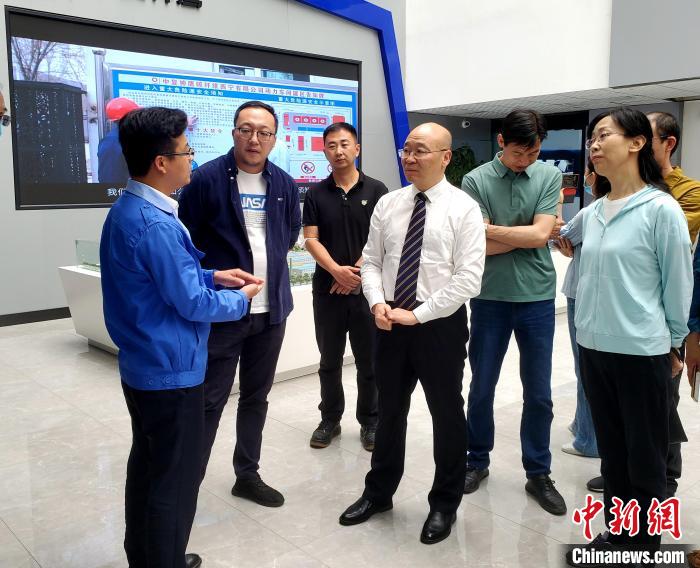 圖為全國政協(xié)委員、農工黨青海省委主委王昆(中)在企業(yè)調研?！」鶟M福 供圖