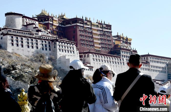4月17日，游客在拉薩布達拉宮觀景臺拍照留念?！±盍?攝