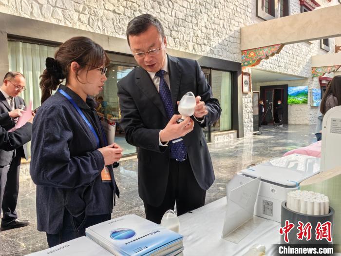 圖為簽約企業(yè)現(xiàn)場(chǎng)推介自己的產(chǎn)品。　趙延 攝