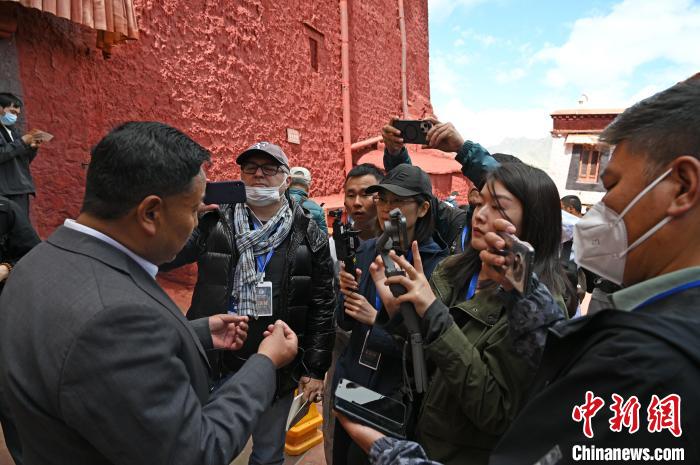圖為中外媒體采訪布達(dá)拉宮管理處相關(guān)負(fù)責(zé)人?！≮w朗 攝