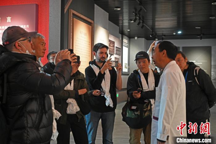 圖為中外媒體采訪西藏自治區(qū)藏醫(yī)院相關負責人。　趙朗 攝