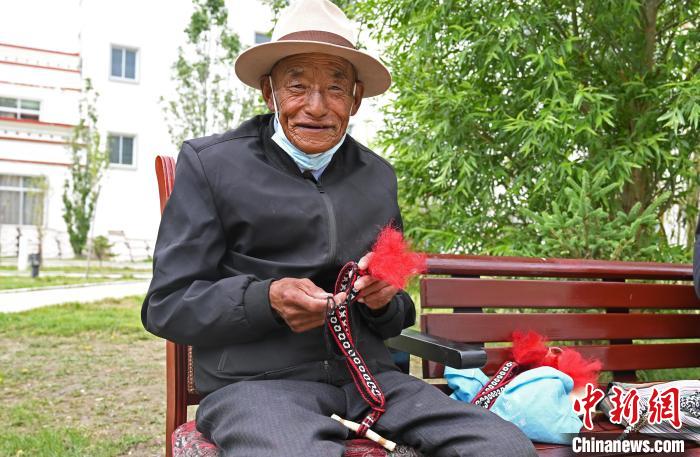 圖為曲松縣特困人員集中供養(yǎng)中心老人在做傳統(tǒng)手工編織?！≮w朗 攝