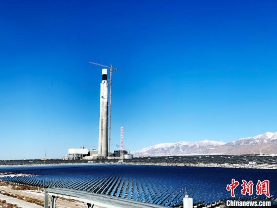 圖為地處柴達(dá)木盆地的光伏電站。　孫?！z