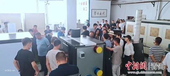 圖為行業(yè)內(nèi)人員進行項目參觀。 活動主辦方供圖