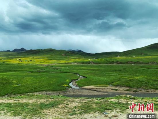 自2005年啟動(dòng)三江源生態(tài)保護(hù)和建設(shè)工程以來(lái)，果洛州共治理黑土灘315.11萬(wàn)畝，使果洛州生態(tài)環(huán)境15年來(lái)得到明顯好轉(zhuǎn)?！O睿 攝