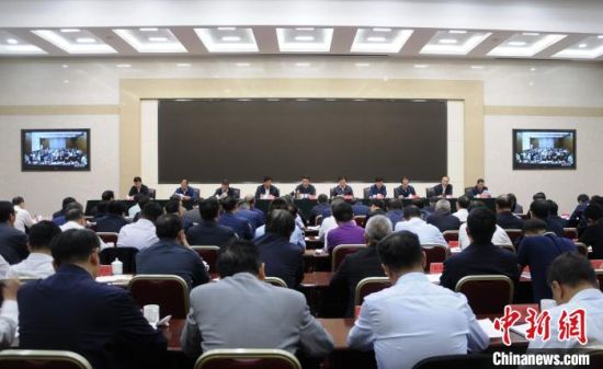 圖為青海省生態(tài)環(huán)境保護警示教育大會現(xiàn)場?！?zhí)砀！z 　　