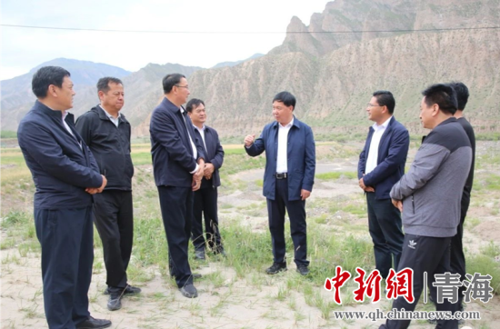 圖為黃南州有關(guān)領(lǐng)導(dǎo)現(xiàn)場踏勘、督導(dǎo)生態(tài)環(huán)保責(zé)任落實(shí)情況現(xiàn)場。黃宣攝