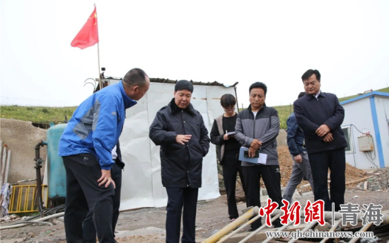 圖為黃南州有關(guān)領(lǐng)導(dǎo)現(xiàn)場(chǎng)踏勘、督導(dǎo)生態(tài)環(huán)保責(zé)任落實(shí)情況現(xiàn)場(chǎng)。黃宣攝