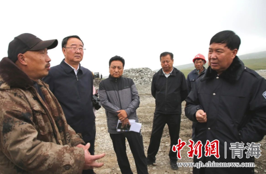 圖為黃南州有關(guān)領(lǐng)導(dǎo)現(xiàn)場(chǎng)踏勘、督導(dǎo)生態(tài)環(huán)保責(zé)任落實(shí)情況現(xiàn)場(chǎng)。黃宣攝