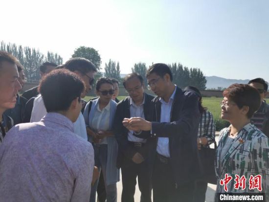 圖為杜德志在基層調(diào)研。受訪者供圖