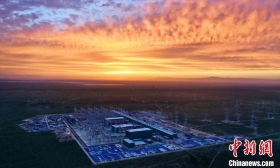圖為朝霞下的青南換流站?！W(wǎng)青海檢修公司供圖 　　