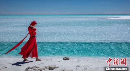 圖為地處柴達(dá)木盆地的東臺吉乃爾湖?！∧獑⒚鳌z