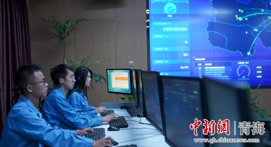 圖為國(guó)網(wǎng)青海電力大數(shù)據(jù)中心工作人員正在監(jiān)控綠電相關(guān)數(shù)據(jù)。王國(guó)棟攝