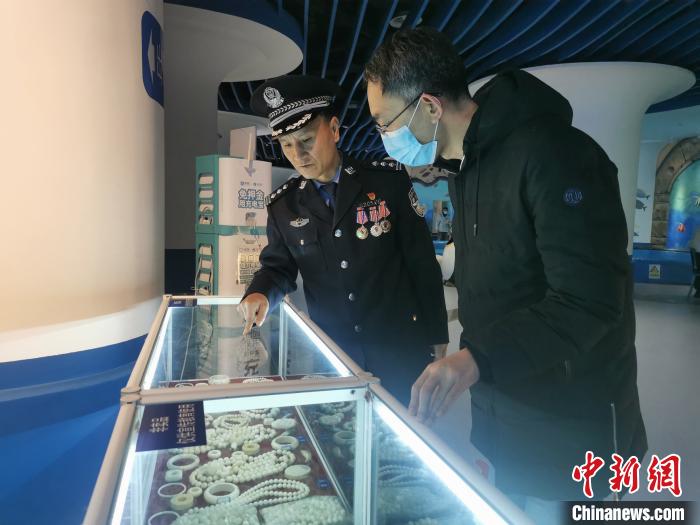 圖為森林警察為游客講解查獲這些象牙制品過程中發(fā)生的真實故事。　文思睿 攝