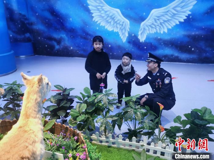 圖為森林警察為小朋友科普野生動物保護知識?！∥乃碱?攝