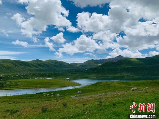 圖為果洛州境內(nèi)的年保玉則。（資料圖）　孫?！z