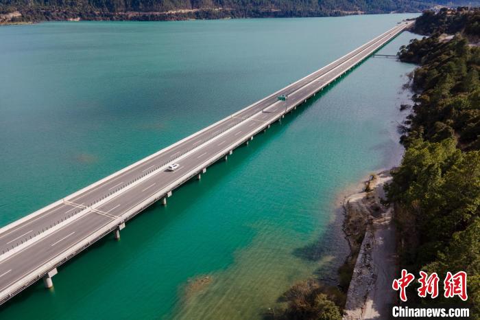 資料圖為西藏拉薩至林芝高等級(jí)公路多布湖風(fēng)光。　江飛波 攝