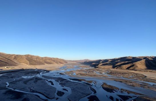 圖為三江源腹地，黃河流經(jīng)達(dá)日縣。（資料圖） 孫睿 攝 　　