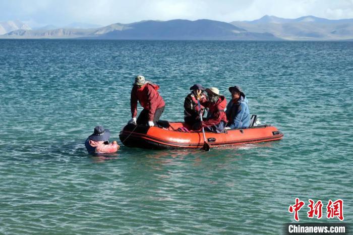 科考隊員乘充氣快艇考察扎日南木錯歸來。　<a target='_blank' ><p  align=