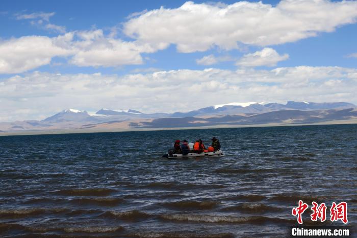 科考隊員向湖心進發(fā)，風(fēng)浪越來越大?！?lt;a target='_blank' ><p  align=
