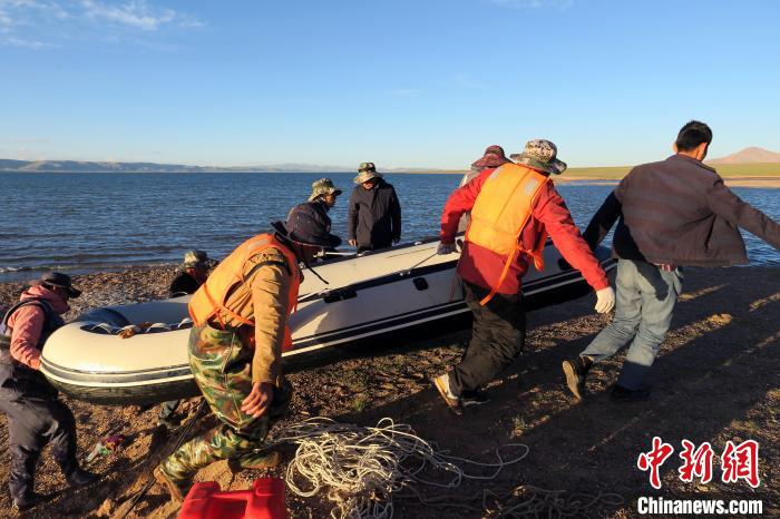 完成達則錯科考任務(wù)，科考隊員抬充氣快艇上岸?！?lt;a target='_blank' ><p  align=