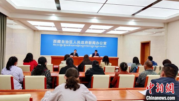 圖為西藏阿里地區(qū)在拉薩召開新聞發(fā)布會(huì)，發(fā)布西藏和平解放70年來阿里地區(qū)經(jīng)濟(jì)社會(huì)發(fā)展成就。　貢桑拉姆 攝