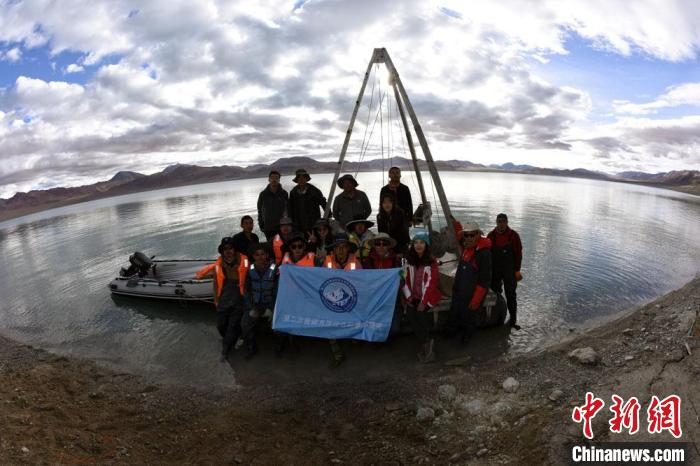 科考隊員在結(jié)則茶卡湖岸邊合影?！?lt;a target='_blank' ><p  align=