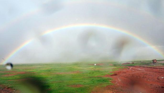 科考隊(duì)員在茲格塘錯(cuò)采樣返程途中，高原風(fēng)雨彩虹送行?！?lt;a target='_blank' ><p  align=
