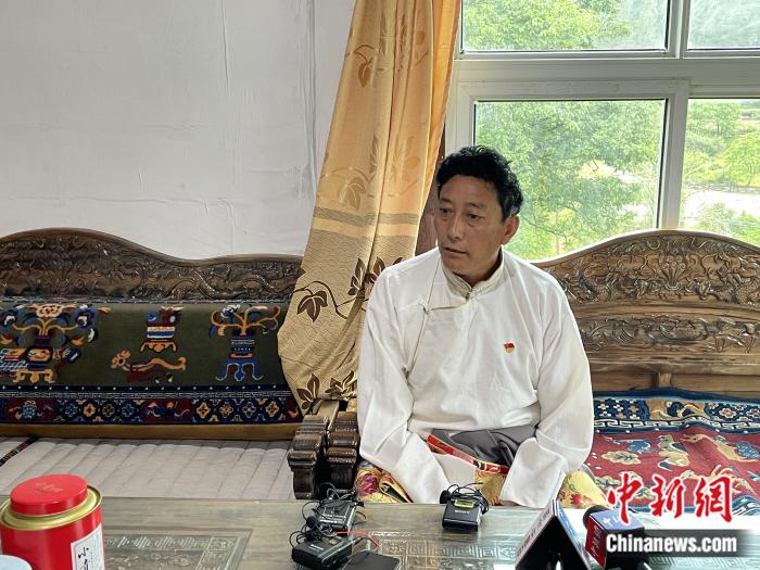 巴卡村黨支部書記、村委會主任尼瑪次仁。周璟 攝