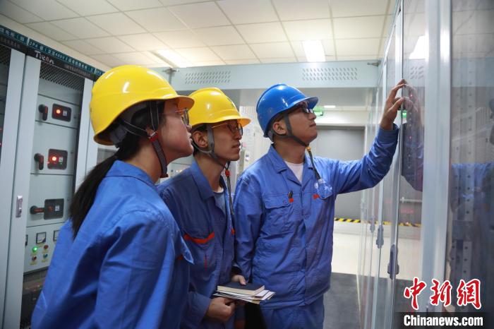 青海:“內(nèi)外科”齊上陣聯(lián)合特巡“天路心臟”