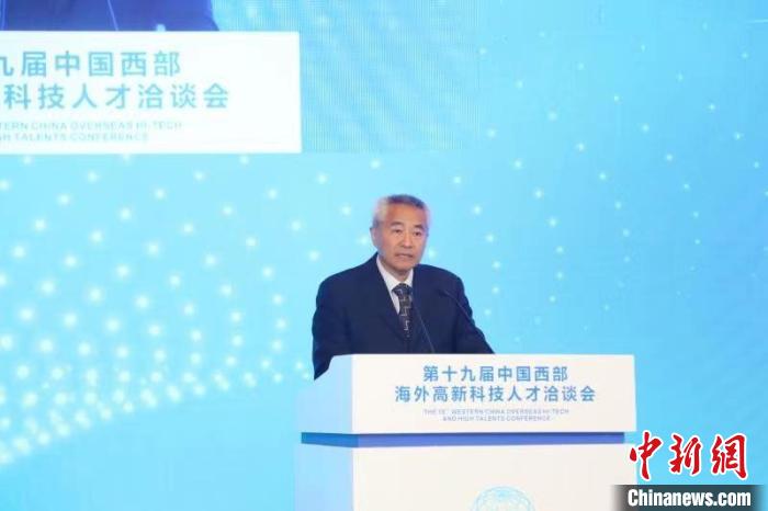 全國(guó)政協(xié)副主席、九三學(xué)社中央常務(wù)副主席邵鴻出席論壇并致辭?！∷拇ㄊ∥y(tǒng)戰(zhàn)部供圖