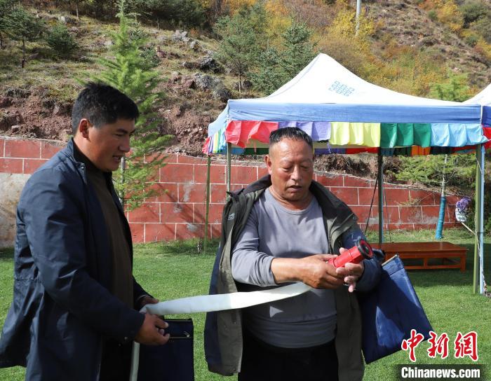 圖為護(hù)林員操作體驗(yàn)滅火裝備?！〔际猩窒乐ш?duì) 供圖