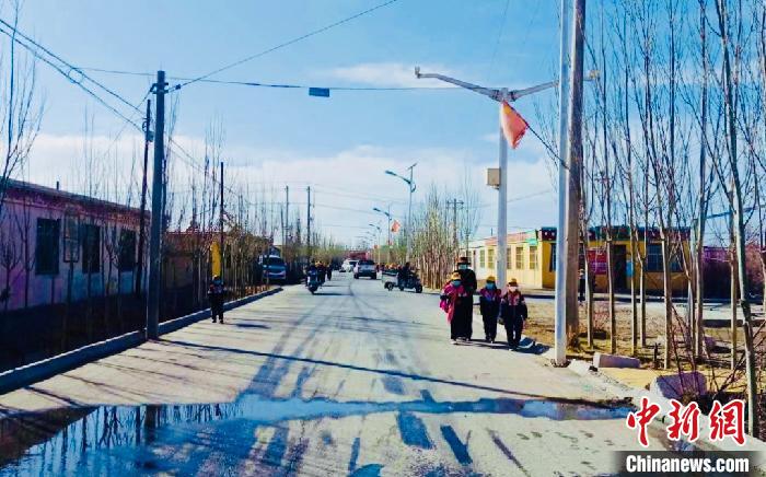 圖為黃河源昆侖社區(qū)馬路的一角?！「駹柲臼形麄鞑?供圖