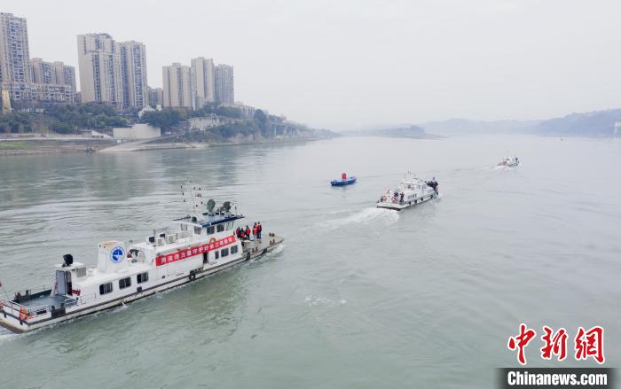 聯(lián)合巡江守護(hù)活動(dòng)現(xiàn)場(chǎng)?！〗部h融媒體中心 攝