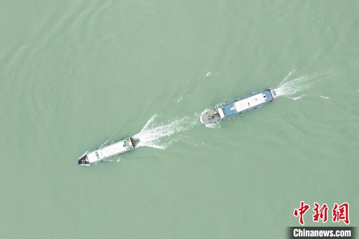 聯(lián)合巡江守護(hù)活動(dòng)現(xiàn)場(chǎng)?！〗部h融媒體中心 攝