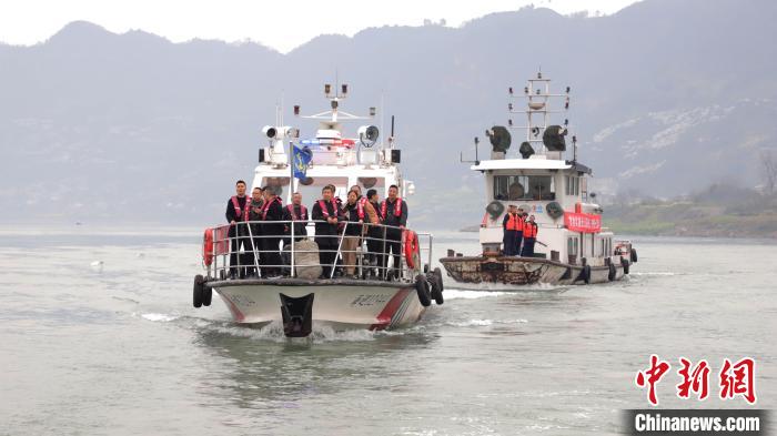 聯(lián)合巡江守護(hù)活動(dòng)現(xiàn)場(chǎng)?！〗部h融媒體中心 攝