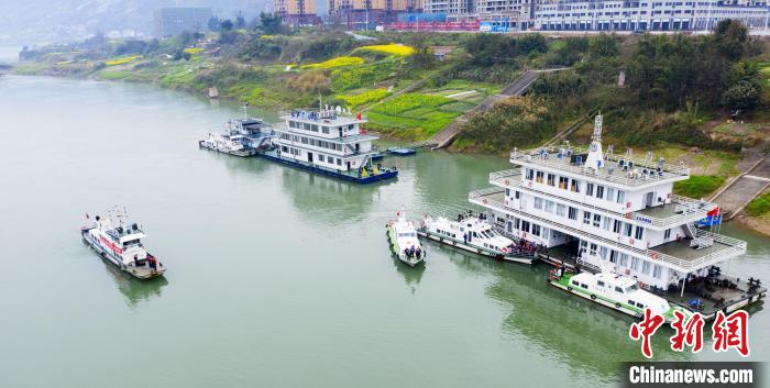 聯(lián)合巡江守護(hù)活動(dòng)現(xiàn)場(chǎng)?！〗部h融媒體中心 攝