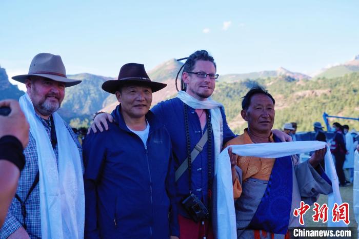 圖為當(dāng)?shù)孛癖娕c外籍?dāng)z影師合影留念?！●R銘言 攝