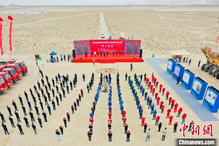 圖為無人機(jī)航拍開工現(xiàn)場?！∷髂辖?攝