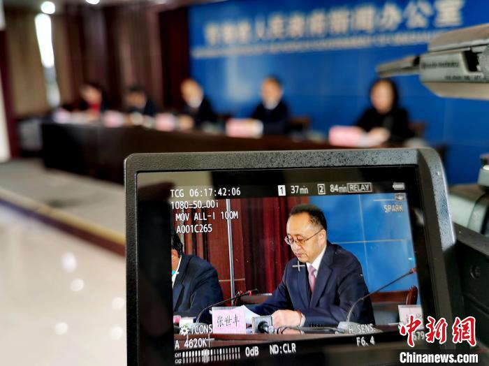 圖為青海省水利廳廳長張世豐參加新聞發(fā)布會?！?zhí)砀?攝