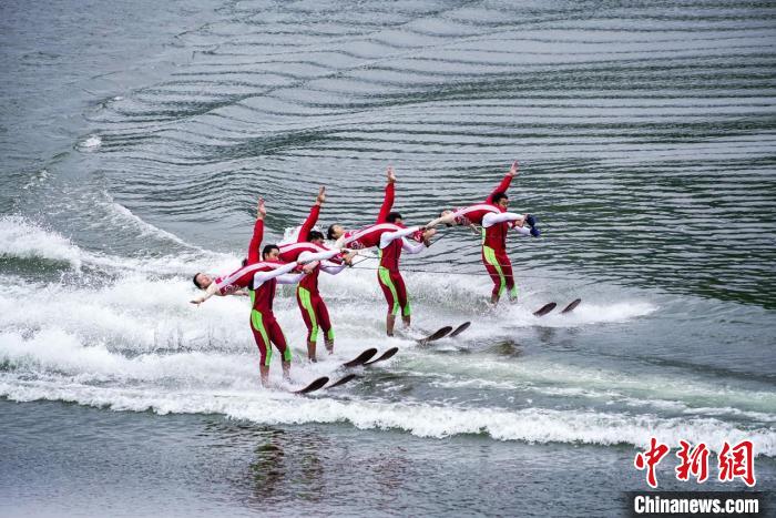 捕魚(yú)節(jié)上的水上表演?！≈鬓k方供圖