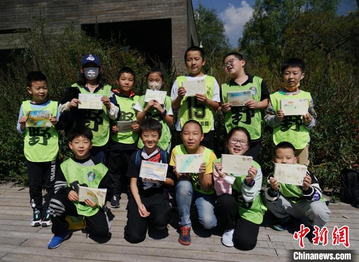 圖為小朋友展示學(xué)習(xí)成果?！●R銘言 攝