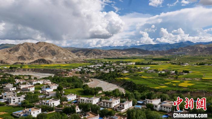 圖為依地形而建的西藏拉薩市尼木縣村居。　謝牧 攝