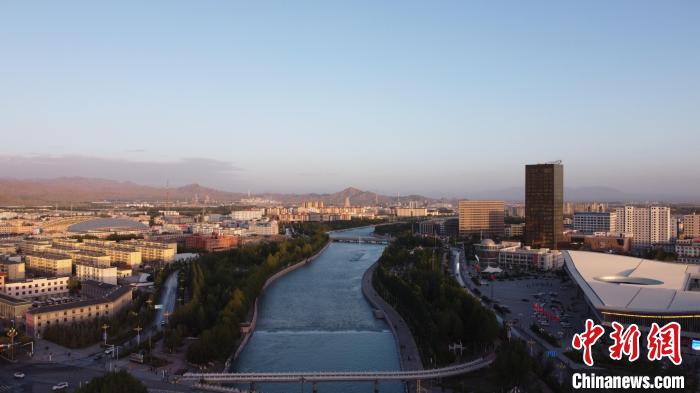 圖為無人機航拍德令哈巴音河。　何倩楠 攝