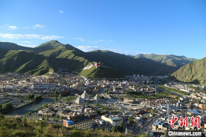 圖為航拍玉樹市。　玉樹市委宣傳部供圖
