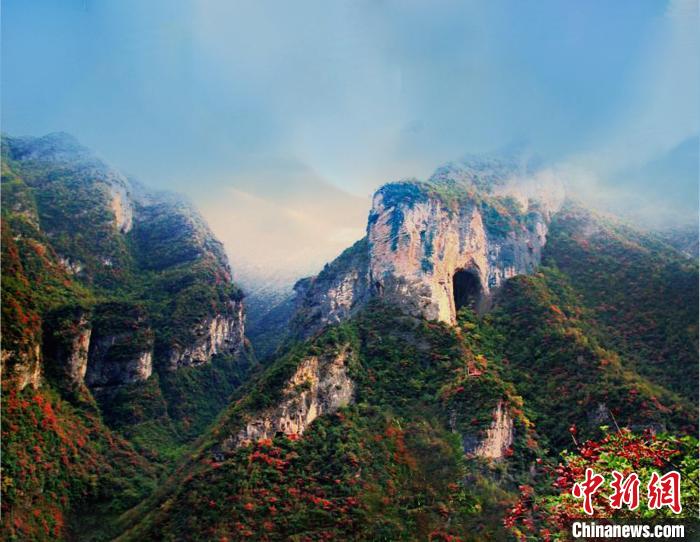 萬源魚泉地標(biāo)?！≈炱桨?攝